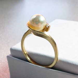 14k solid gold 7mm Pearl ring with diamond accent